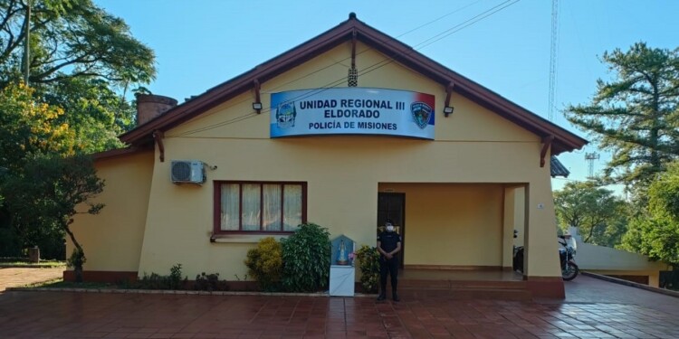 INSÓLITO. El denunciante llevó “muestras” de la sustancia que adquirió y se las entregó a la policía. Interviene la Unidad Regional III Eldorado.