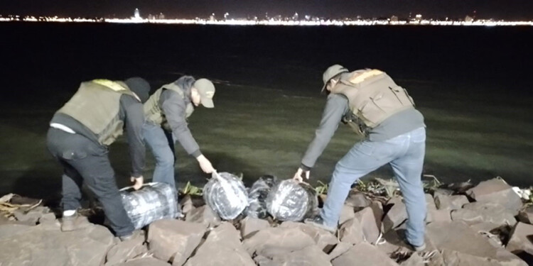 Marihuana prensada en la costanera de Posadas