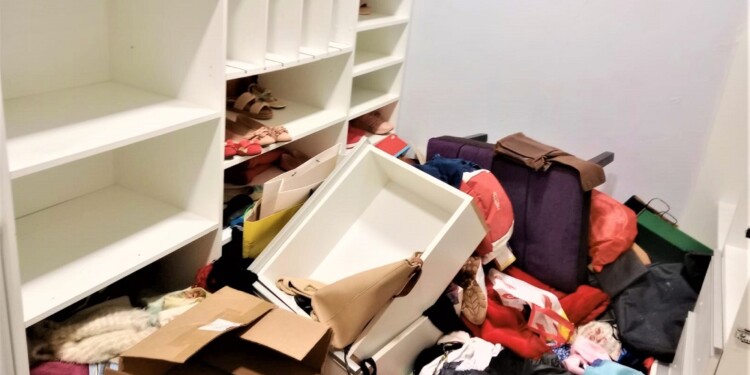 TIEMPO SUFICIENTE. Mientras a Jonathan Rasmusen lo torturaba uno de los ladrones, el otro destrozaba todo buscando objetos de valor.