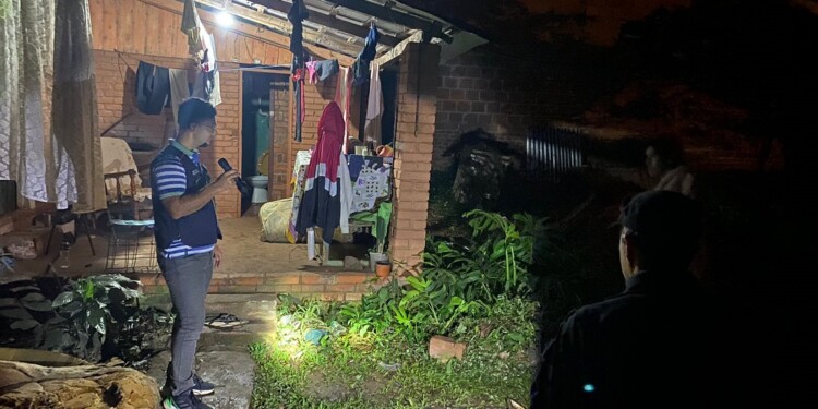 INVESTIGACIÓN. Personal de la Unidad Regional IV recorre la escena. El lesionado continuaba internado hasta anoche.