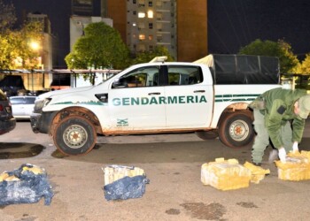 Volvieron a arrojar bultos con ladrillos de marihuana debajo del Anfiteatro