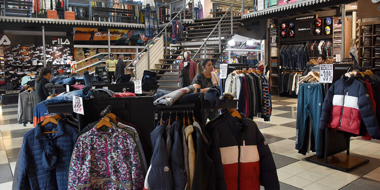 EN MISIONES. Al tener varios días cálidos, los locales cuentan con prendas livianas para abrigarse. Las personas suelen realizar las compras a último momento, cuando llega el frío a la provincia o están por realizar algún viaje.