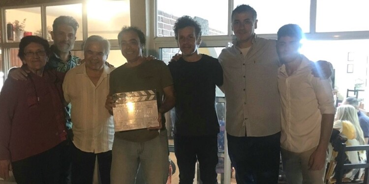 DEL ESCENARIO A LA PANTALLA. Ángel “Pato” García junto al equipo de producción que realizará un documental sobre la vida de este músico misionero.