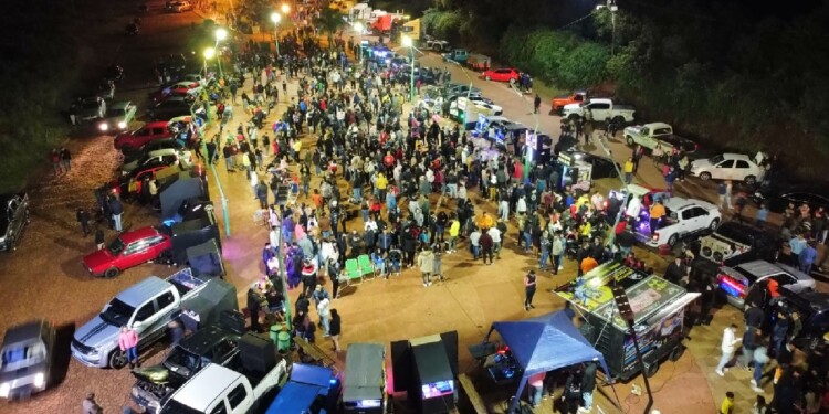 El “Apóstoles Fest” se vivió con exhibiciones de autos, camionetas, camiones y buena música