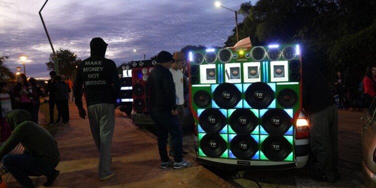 El “Apóstoles Fest” se vivió con exhibiciones de autos, camionetas, camiones y buena música