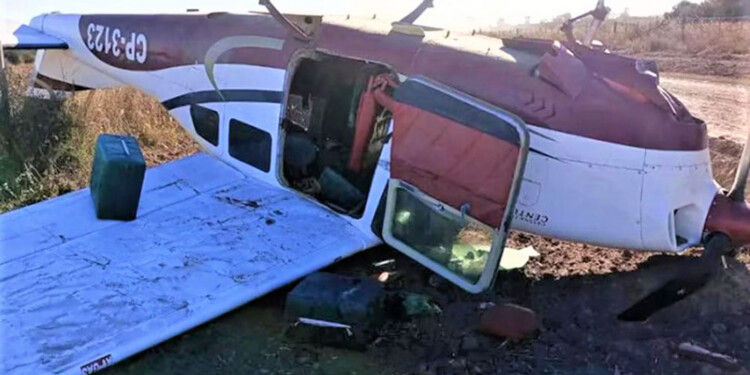 ESTRELLADA Y ABANDONADA. La avioneta habría sido robada de un aeroclub de Bolivia, según los primeros informes.