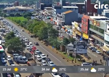 En tiempo real, la cola en la zona comercial de Encarnación y el puente