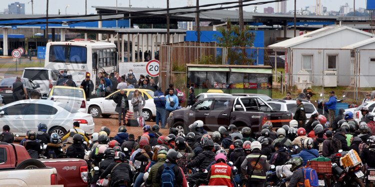 DEMORAS. La protesta de paseros paraguayos, la falta de tren internacional y la prohibición de tránsito estático sobre el puente Posadas-Encarnación provocaron una congestión en el tránsito del lado argentino.