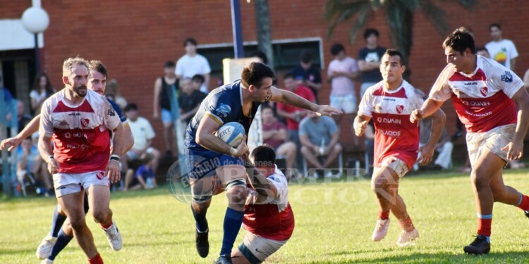 SIN APOYO. El octavo Santiago Horrisberger inicia uno de los avances de CAPRI, rodeado de jugadores rivales.