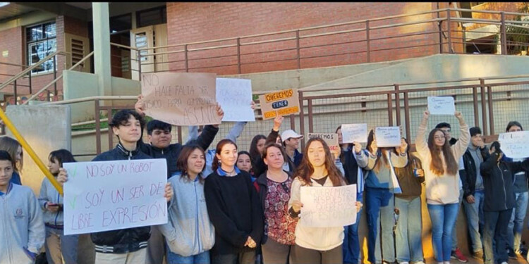 LA OTRA VOZ. Alumnos pidieron el regreso a clases normales.