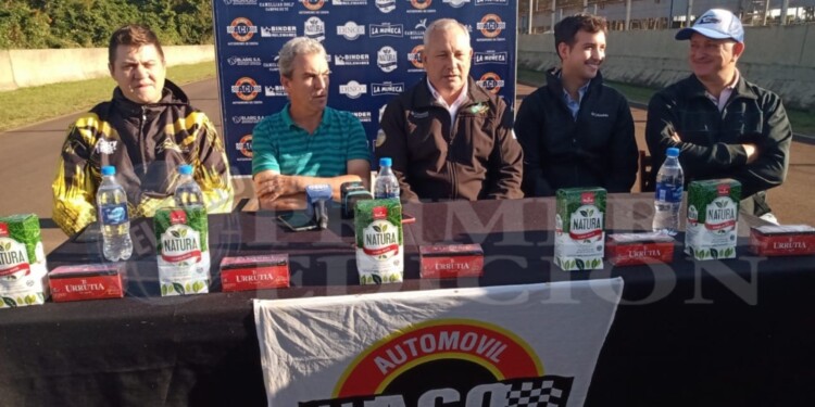 EN CONFERENCIA. Pilotos y autoridades durante la presentación que se llevó a cabo ayer en la ciudad de Oberá.