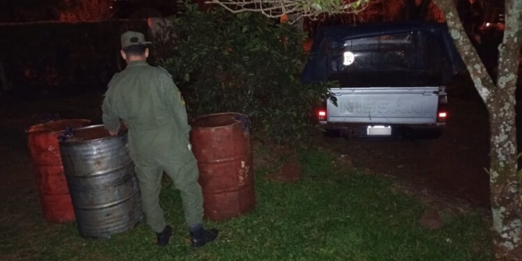 CUSTODIA. Cuatro tambores que contenían nafta y una camioneta Nissan.