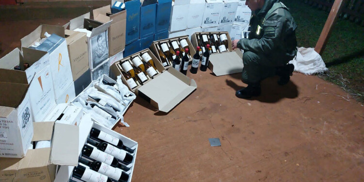 SECUESTRO. Personal de escuadrón 12 “Bernardo de Irigoyen” durante la incautación de la mercadería.