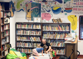 Volvió de Irlanda después de años y se hizo un tiempo para visitar la Biblioteca Popular con su familia