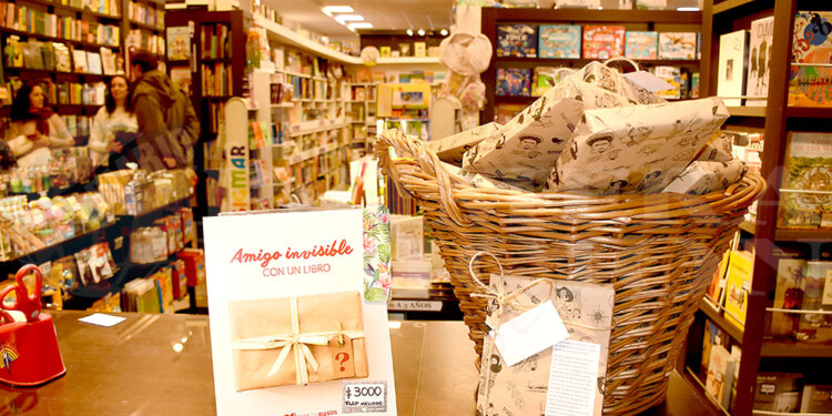 OFERTAS. Locales del centro de Posadas ofrecen variedades de regalos.