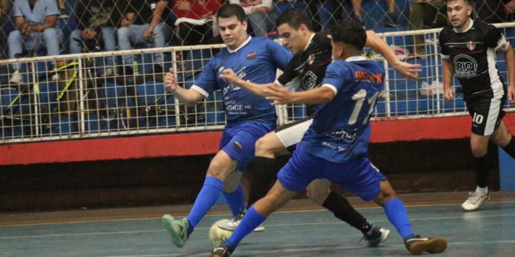 POSTAL DE LA IDA. Pablo Campos, de Los Vascos, busca pasar la marca de “Samu” Ríos y Víctor Leguizamón, de La Metro. (Gentileza Sólo Futsal)