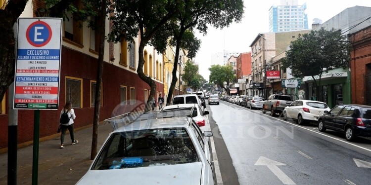 SORPRESA. La cartelería instalada en el regreso a clases sorprendió a más de un automovilista.