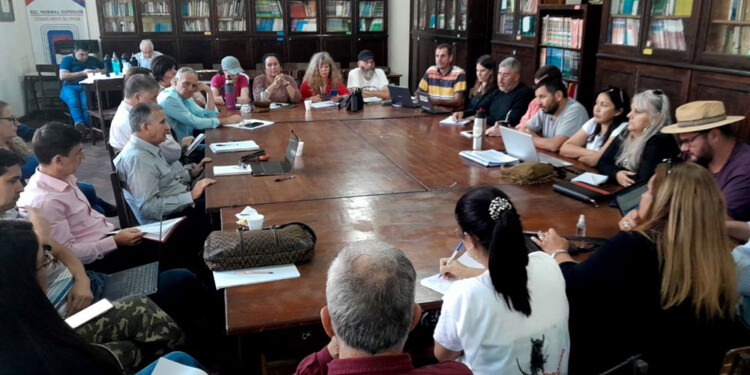 REUNIÓN. De parte de las autoridades educativas asistió el presidente del CGE, Alberto Galarza.