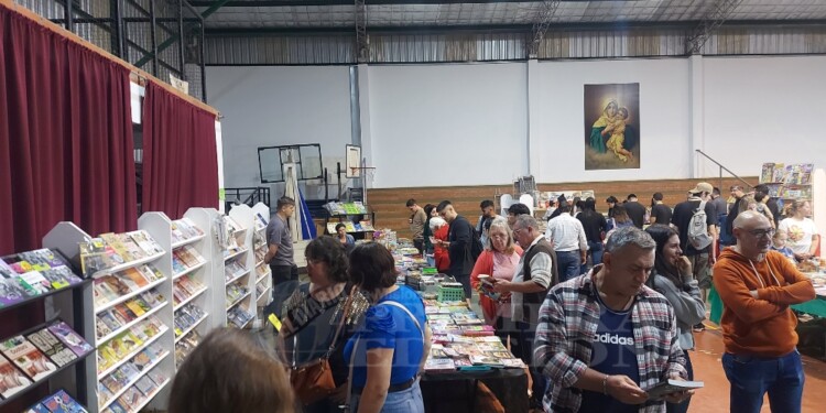 FIN DE SEMANA. Mucho público se acercó a recorrer y buscar un libro de interés en la Feria Provincial obereña.