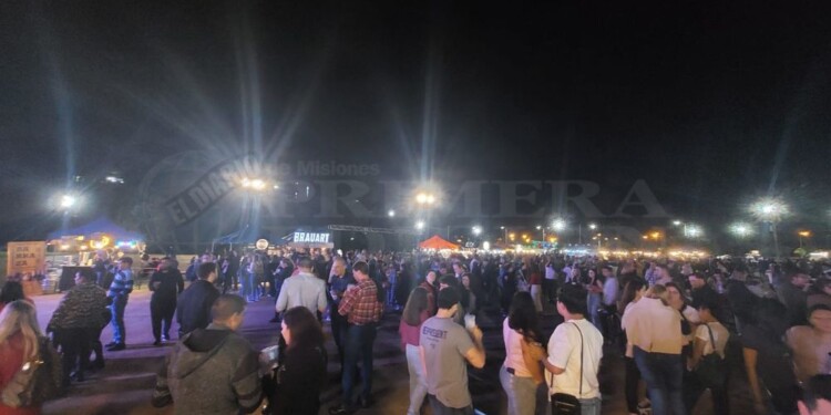 Cientos de jóvenes brindan por el Día del Amigo en la costanera de Posadas