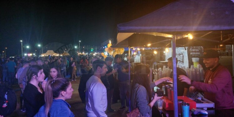 Cientos de jóvenes brindan por el Día del Amigo en la costanera de Posadas