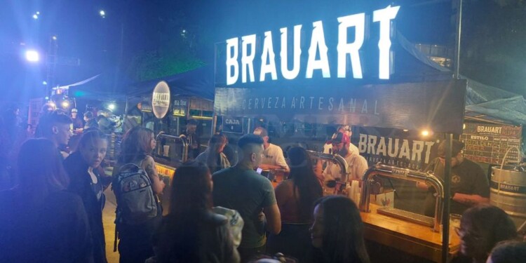 Cientos de jóvenes brindan por el Día del Amigo en la costanera de Posadas