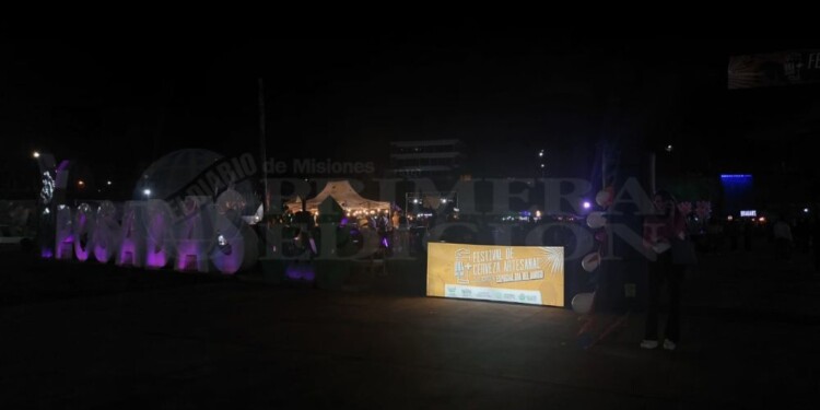 Cientos de jóvenes brindan por el Día del Amigo en la costanera de Posadas