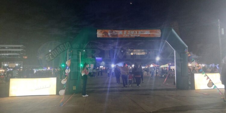 Cientos de jóvenes brindan por el Día del Amigo en la costanera de Posadas