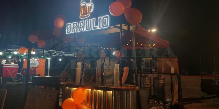 Cientos de jóvenes brindan por el Día del Amigo en la costanera de Posadas