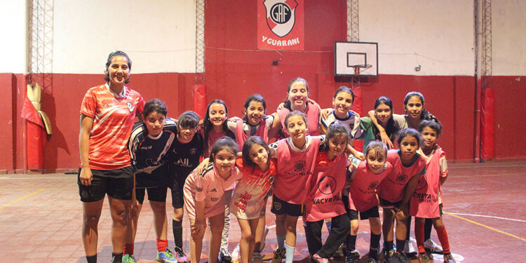A DIVERTIRSE. Las chicas de las inferiores de La Franja junto a la entrenadora Maca Rodríguez. Hay buen material. (Foto Gentileza Guaraní Femenino)