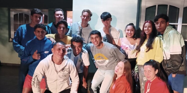 “AMIGUERO”. El apoyo de sus amigos, siempre sonrientes, destacan a “Gonza”, un luchador de la vida.