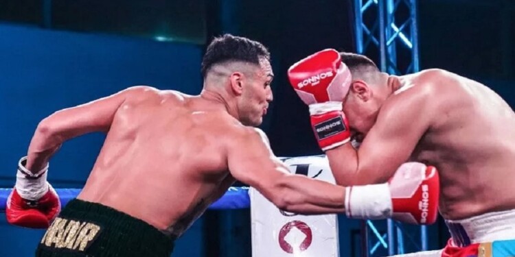 MANO A MANO. Peralta y el derechazo al cuerpo de Andino. El misionero ya tiene un nuevo combate, el 28 de octubre.