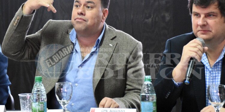 EN ACCIÓN. Pereira (izquierda) junto al presidente del Consejo Nacional de la Vivienda, Augusto Du Bois Goitia.