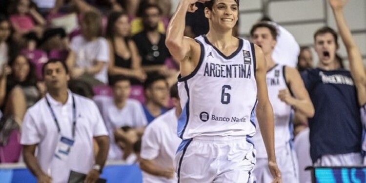 DE CELESTE Y BLANCO. El misionero por adopción juega actualmente en España.