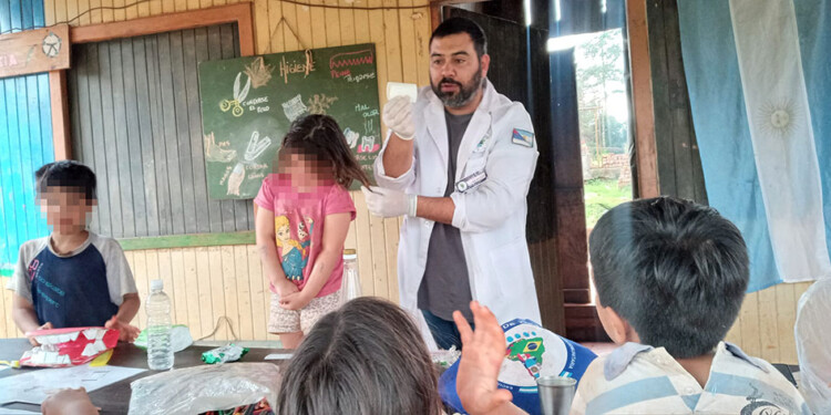 PEDICULOSIS. El maestro enseña a sacar los piojos y a combatirlos, también cómo prevenir el contagio, entre muchas cosas más.