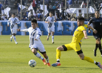 Crucero rescató un buen punto, pero no tiene mucho que festejar