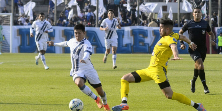 PARIDAD. Crucero tuvo varias ocasiones de gol y no pudo concretar. Fotos: Gentileza Pablo Yapura (El Tribuno).
