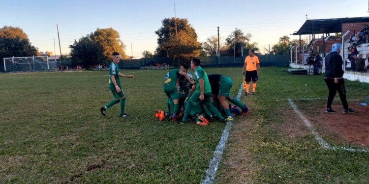 ARRIBA. Luz y Fuerza lidera con Nacional, pero tiene mejor diferencia de gol./ Gentileza Iguazú Deportes