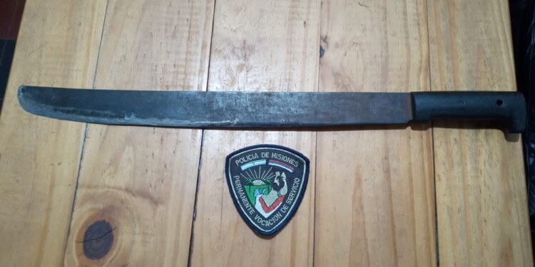 ARMA BLANCA. El joven intentó agredir o amedrentar a los contrarios.