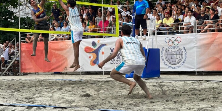 BLOQUEO. Marcos González pega el salto frente a la red y busca bloquear el remate del jugador colombiano.