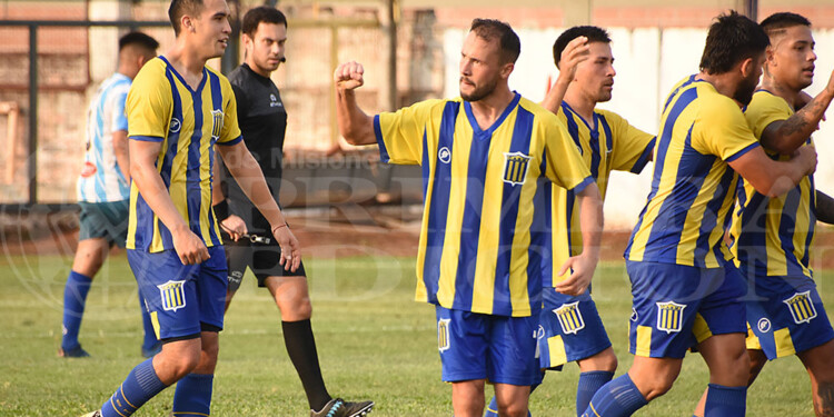 CONTUNDENTE. Kevin Klyniauk festeja uno de los dos tantos que anotó para la victoria de Mitre ante Jardín.