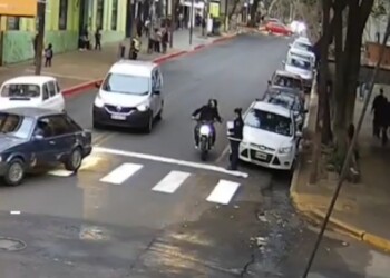 Las cámaras del 911 captaron a un motochorro en plena acción