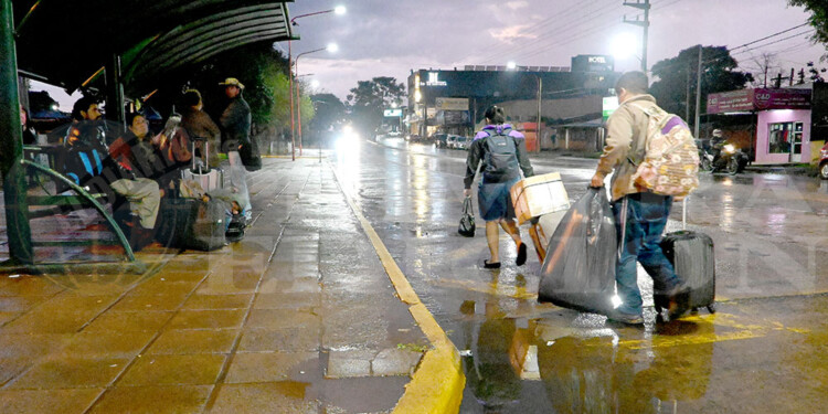 PERJUDICADOS. Hartazgo fue la mayor sensación percibida en la calle por el paro.