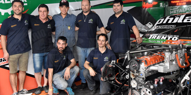 UNO MÁS. Lautaro, junto a parte del Castellano Power Team. “El equipo me trata como uno más, son todos muy buena onda y me están enseñando mucho”, contó el estudiante posadeño.