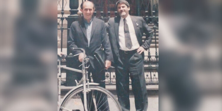 CON SU BICI. El Padre Hardoy junto a un exalumno del Colegio del Salvador.
