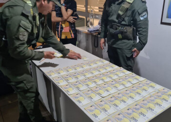 Un pasajero circulaba con dólares, euros y gran cantidad de pesos sin aval aduanero