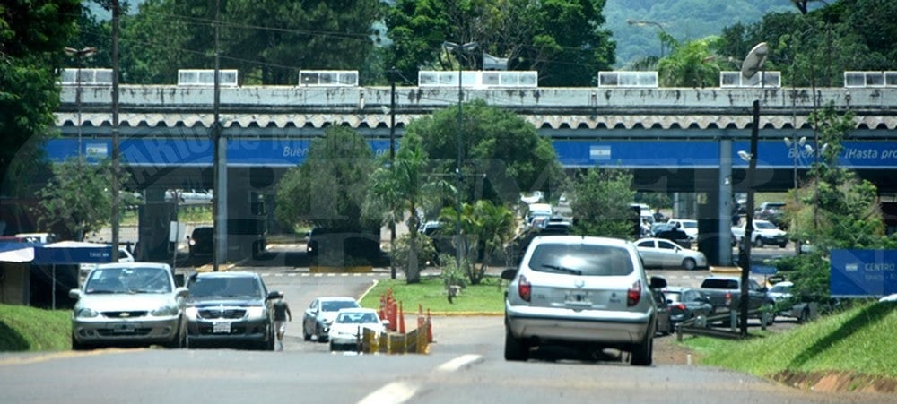 Pese a que las largas filas en la frontera “desalientan” el cruce, en Iguazú hay “un desborde” de visitantes