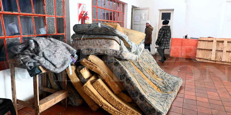 PEDIDO COMÚN. Los tres albergues para personas en situación de calle piden ayuda a la comunidad con colchones,colchas y abrigos.