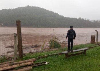 Por la crecida del río Uruguay suspenden el servicio de balsa en Alba Posse