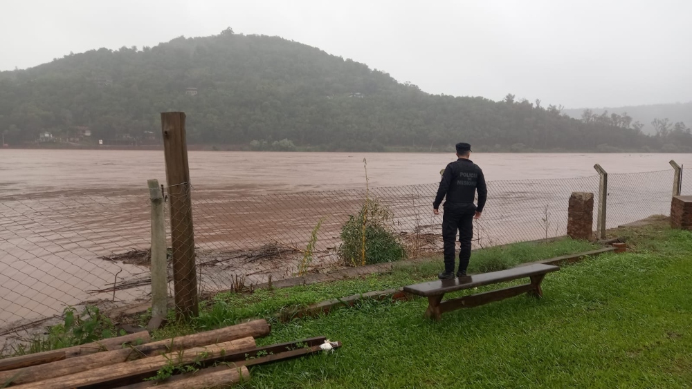 Por la crecida del río Uruguay suspenden el servicio de balsa en Alba Posse